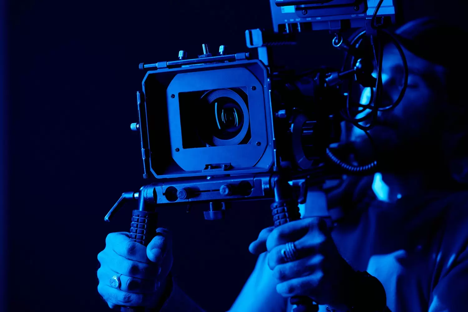 إنتاج الوسائط hands young videographer photographer holding by handles tripod
