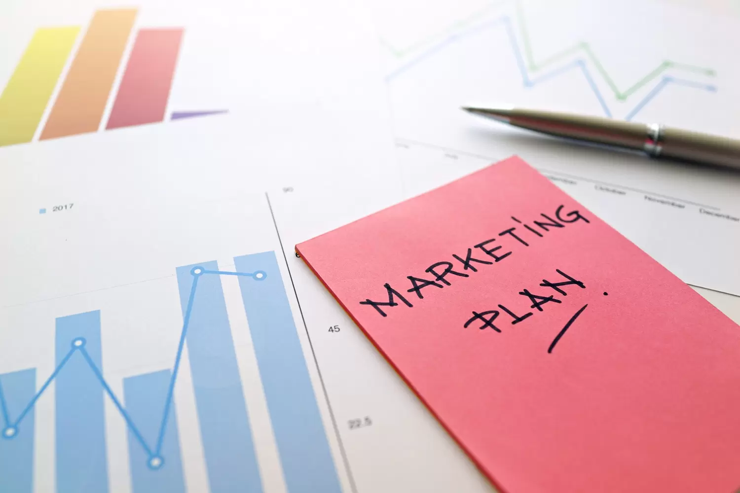 استراتيجية التسويق marketing plan text pink adhesive note graphs office